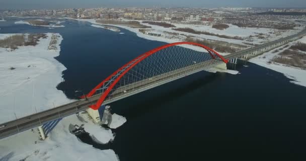 NOVOSIBIRSK, RUSSIE - 22 novembre 2016 : Circulation sur le pont Bugrinsky — Video