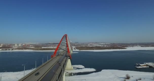 Novosibirsk, Rusland - 22 November 2016: Verkeer op Bugrinsky brug — Stockvideo