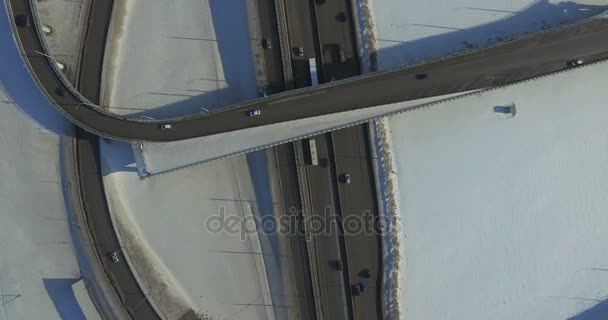 Snelweg en auto's in winter luchtfoto video — Stockvideo