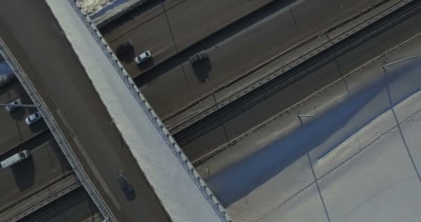 Autoroute et voitures en hiver Vidéo aérienne 