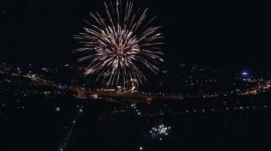 Gece vakti hava atış havai fişek