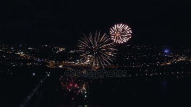 Gece vakti hava atış havai fişek