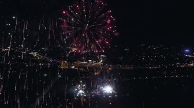 Gece vakti hava atış havai fişek