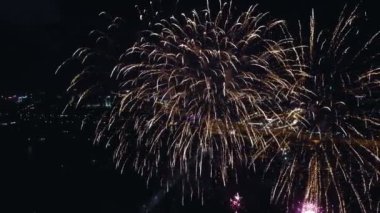 Gece vakti hava atış havai fişek