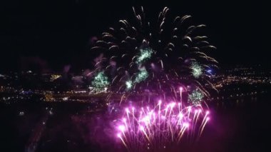 Gece vakti hava atış havai fişek
