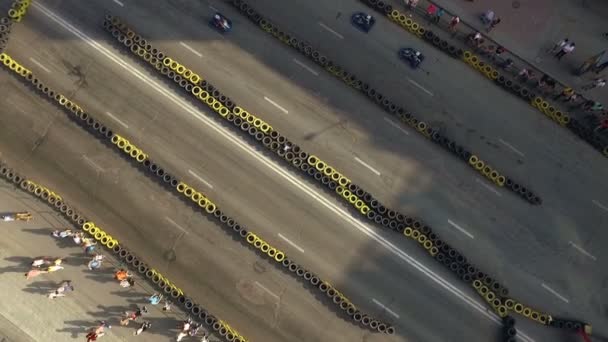 Kart pista de corrida na estrada da cidade — Vídeo de Stock