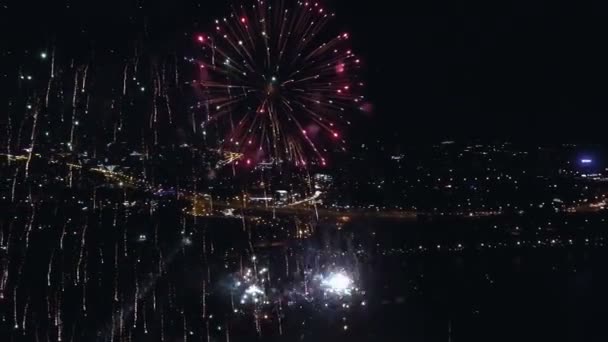 Fotografía aérea nocturna de los fuegos artificiales — Vídeo de stock