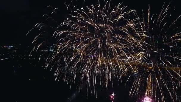 Luchtfoto van het nachtelijke van het vuurwerk — Stockvideo