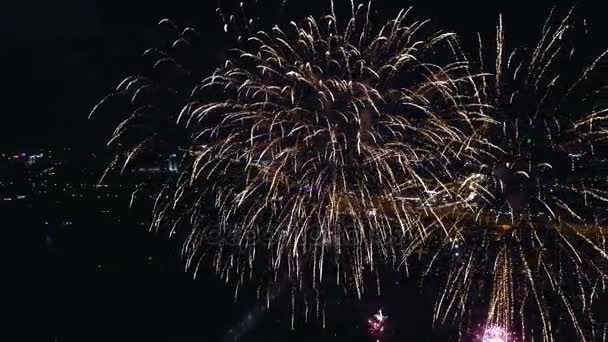 Scatto aereo notturno dei fuochi d'artificio — Video Stock