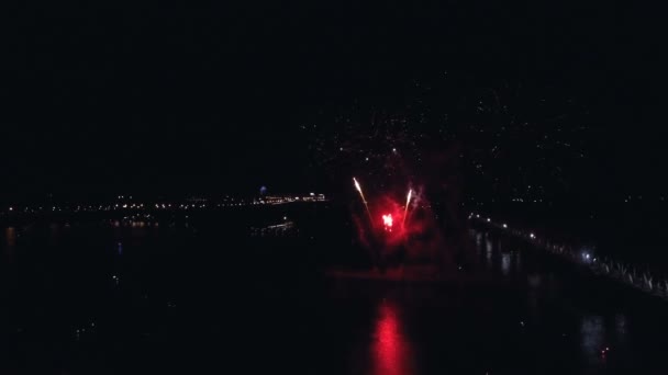 Scatto aereo notturno dei fuochi d'artificio — Video Stock