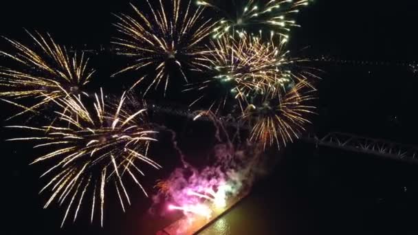 Scatto aereo notturno dei fuochi d'artificio — Video Stock