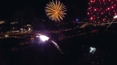 Gece vakti hava atış havai fişek