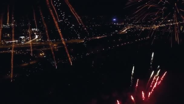 Nocne zdjęcia lotnicze z fajerwerkami — Wideo stockowe