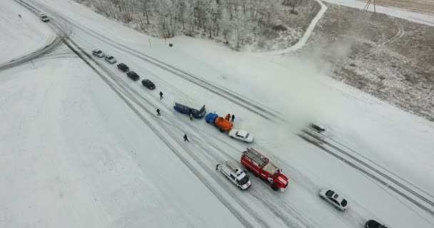 Yol trafik kazası kışın — Stok video