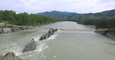 Sel Katun Nehri üzerinde köprü. Altay