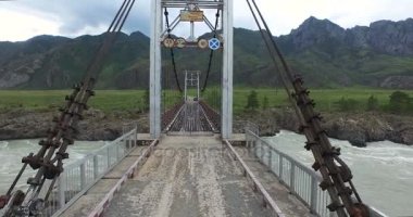 Sel Katun Nehri üzerinde köprü. Altay