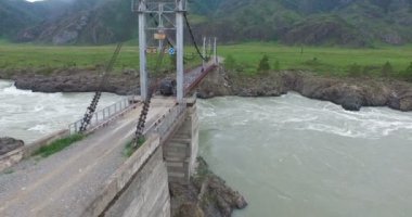 Sel Katun Nehri üzerinde köprü. Altay