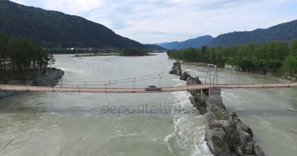 Jembatan di atas sungai Katun dalam banjir. Altay — Stok Video