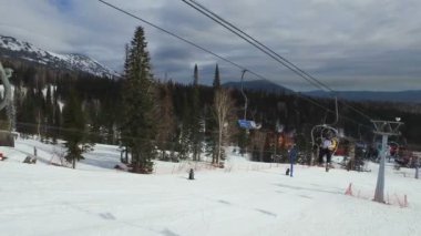 Sheregesh, Rusya - 16 Nisan 2016: Dağ Zelyonaya - Ski lift