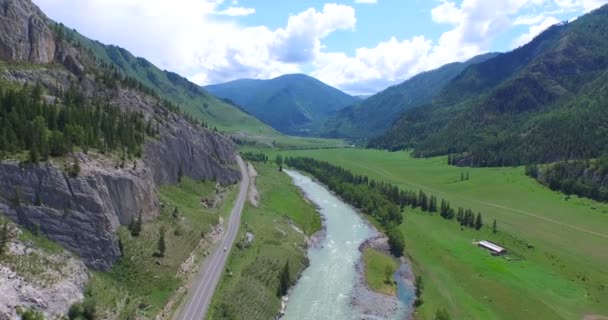Tiro aéreo estrada e floresta curvas, Altay — Vídeo de Stock