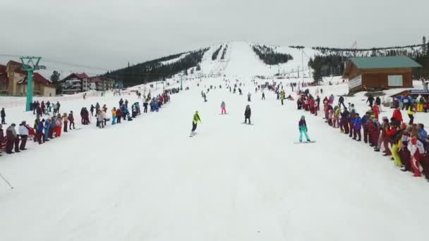 SHEREGESH, RUSSIA - April 16, 2016: Mountain Zelyonaya - Ski festival — Stock Video