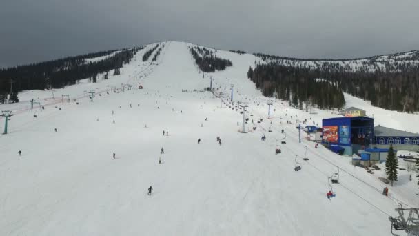 SHEREGESH, RUSSIA - April 16, 2016: Mountain Zelyonaya - Ski festival — Stock Video