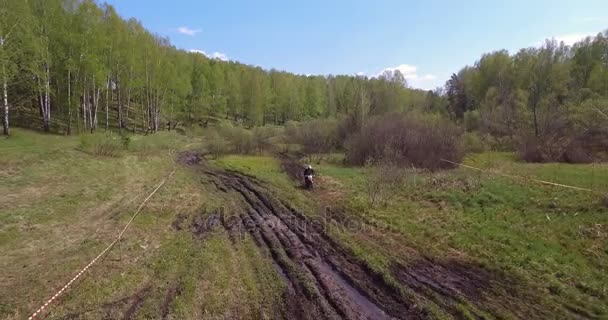 NOVOSIBIRSK, RUSIA - 15 DE MAYO DE 2015: Carreras de barro con motos de tierra — Vídeos de Stock