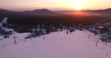 Kayak Merkezi yakınındaki dağ güneş doğarken