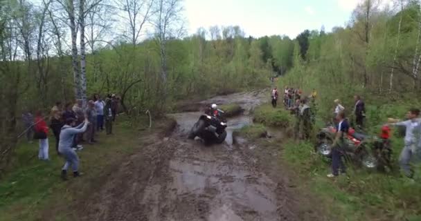 NOVOSIBIRSK, RUSSIE - 15 MAI 2015 : Course de boue avec VTT — Video