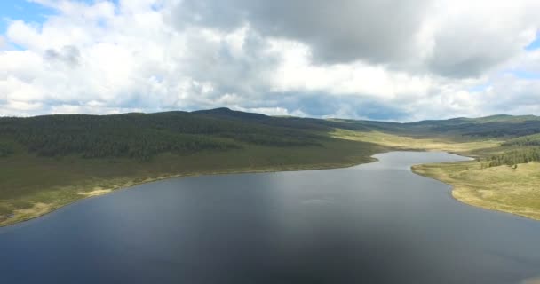 Horská krajina s jezerem v pohoří Altaj — Stock video