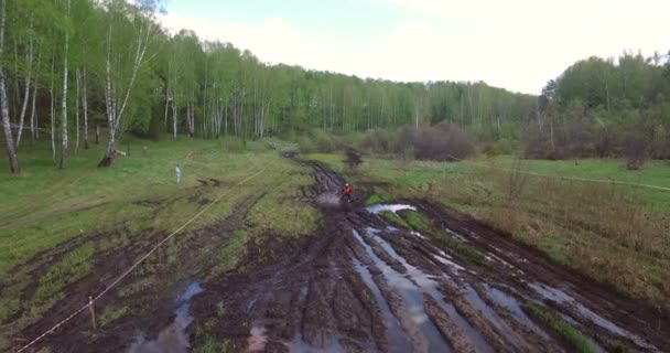 Nowosybirsk, Rosja - 15 maja 2015: Błoto, wyścigi z ATV — Wideo stockowe