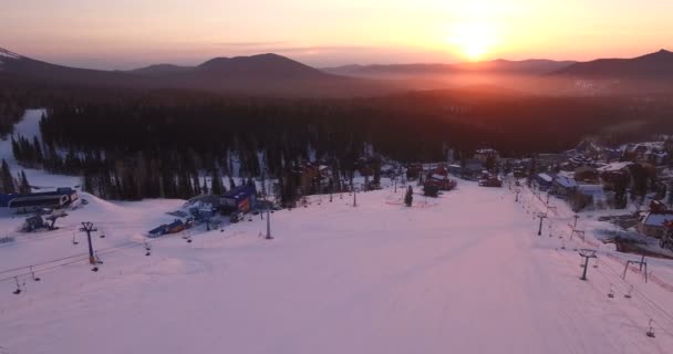 Salida del sol en la estación de esquí cerca de las montañas — Vídeos de Stock