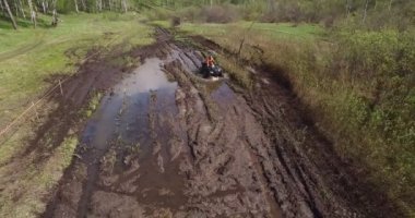 Novosibirsk, Rusya - 15 Mayıs 2015: Çamur ile ATV yarış