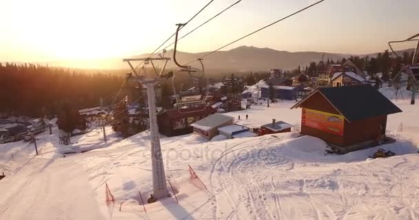 Sheregesh, Rusland - 16 April 2016: Sunrise in het skiresort in de buurt van bergen — Stockvideo