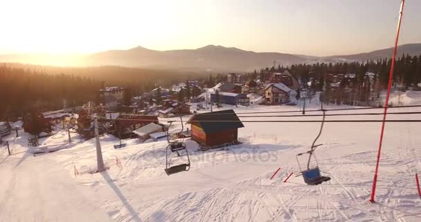 Sheregesh, Rusland - 16 April 2016: Sunrise in het skiresort in de buurt van bergen — Stockvideo