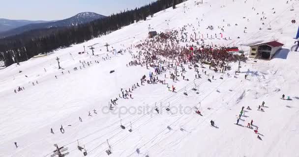 NOVOSIBIRSK, RUSIA - 15 DE MAYO DE 2015: Carreras de barro con vehículos todo terreno — Vídeo de stock