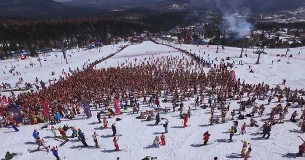 SHEREGESH, RÚSSIA - 16 de abril de 2016: Montanha Zelyonaya - Festival de esqui — Vídeo de Stock