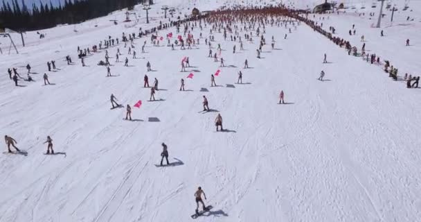 SHEREGESH, RÚSSIA - 16 de abril de 2016: Montanha Zelyonaya - Festival de esqui — Vídeo de Stock
