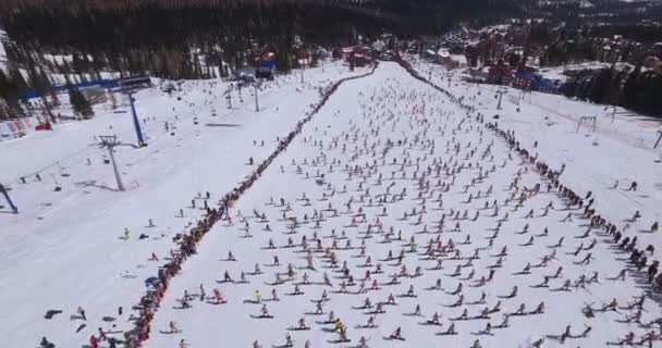 SHEREGESH, RUSIA - 16 de abril de 2016: Mountain Zelyonaya - Festival de esquí — Vídeo de stock