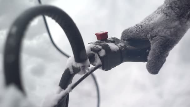 Mano de hombre empujando la palanca en una moto de nieve — Vídeos de Stock