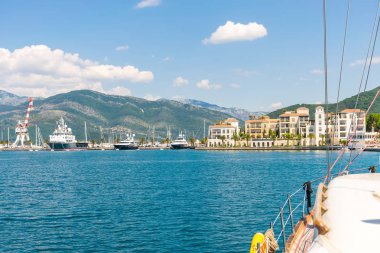 Yatlar çeşitli boyut ve büyük gemilerin limanda palamarla