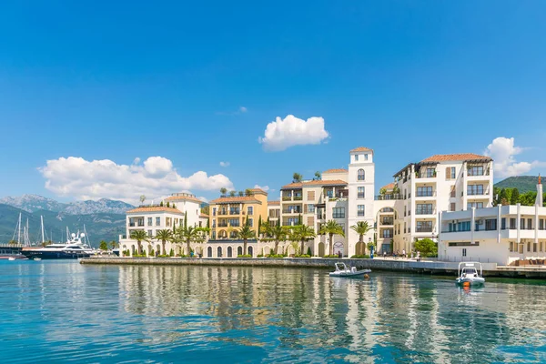 Yatlar çeşitli boyut ve büyük gemilerin limanda palamarla