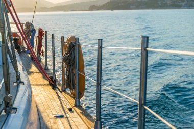 Yat hareketli iken on rails bağlama sabit