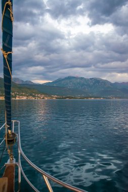 Gün batımını kırmızı ışınlarının dağın tepesinde olduğunu. 