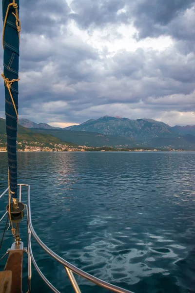 Gün batımını kırmızı ışınlarının dağın tepesinde olduğunu. 