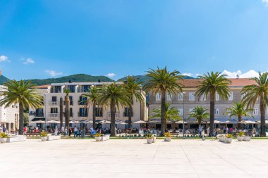 turistler yürüyüş ve dinlenme Rıhtımlar üzerinde