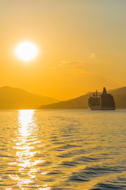 Büyük bir astar güneşin ışınları içinde yola çıkacak.