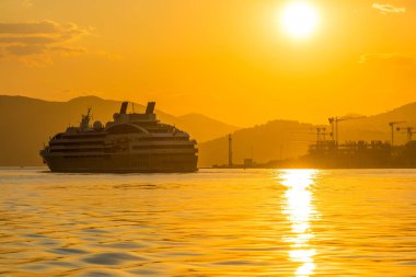 Büyük bir astar güneşin ışınları içinde yola çıkacak.