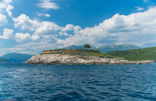 Древняя крепость расположена на острове Мамула . — стоковое фото