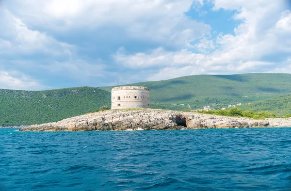 Antigua fortaleza se encuentra en la isla de Mamula . — Foto de Stock